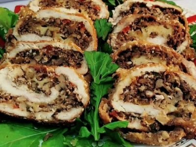 Куриный рулет с орехами и овощами