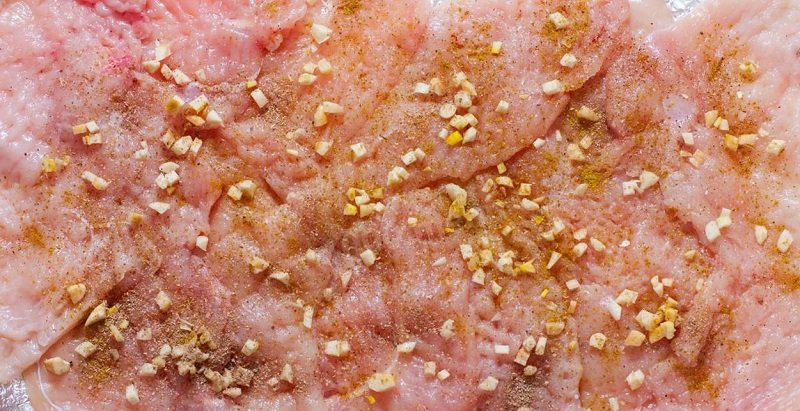 натирание филе специями