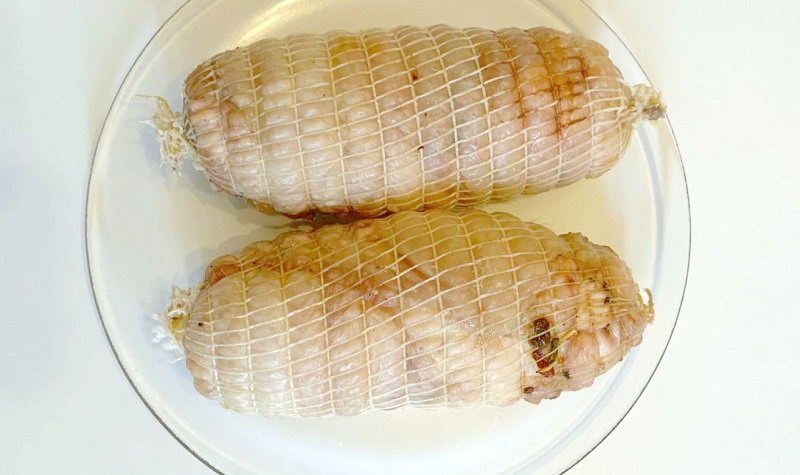 готовый мясной рулет