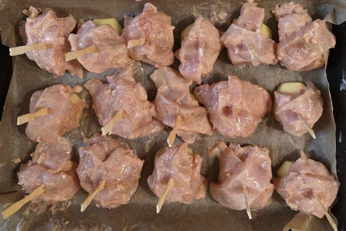 картофель с курицей на противне