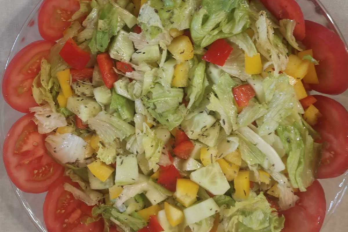 овощи в миске с помидорами