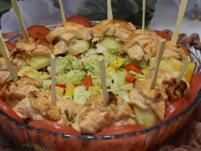 Куриный шашлык с овощами в духовке