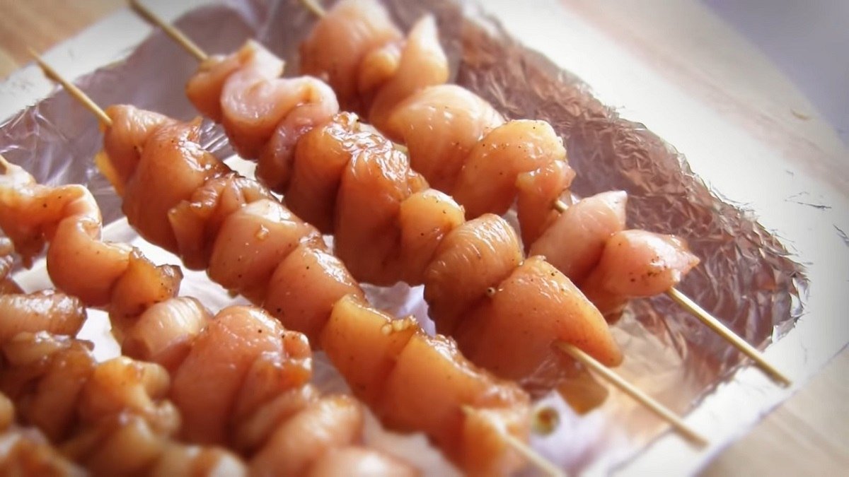 куриный шашлык на шпажках