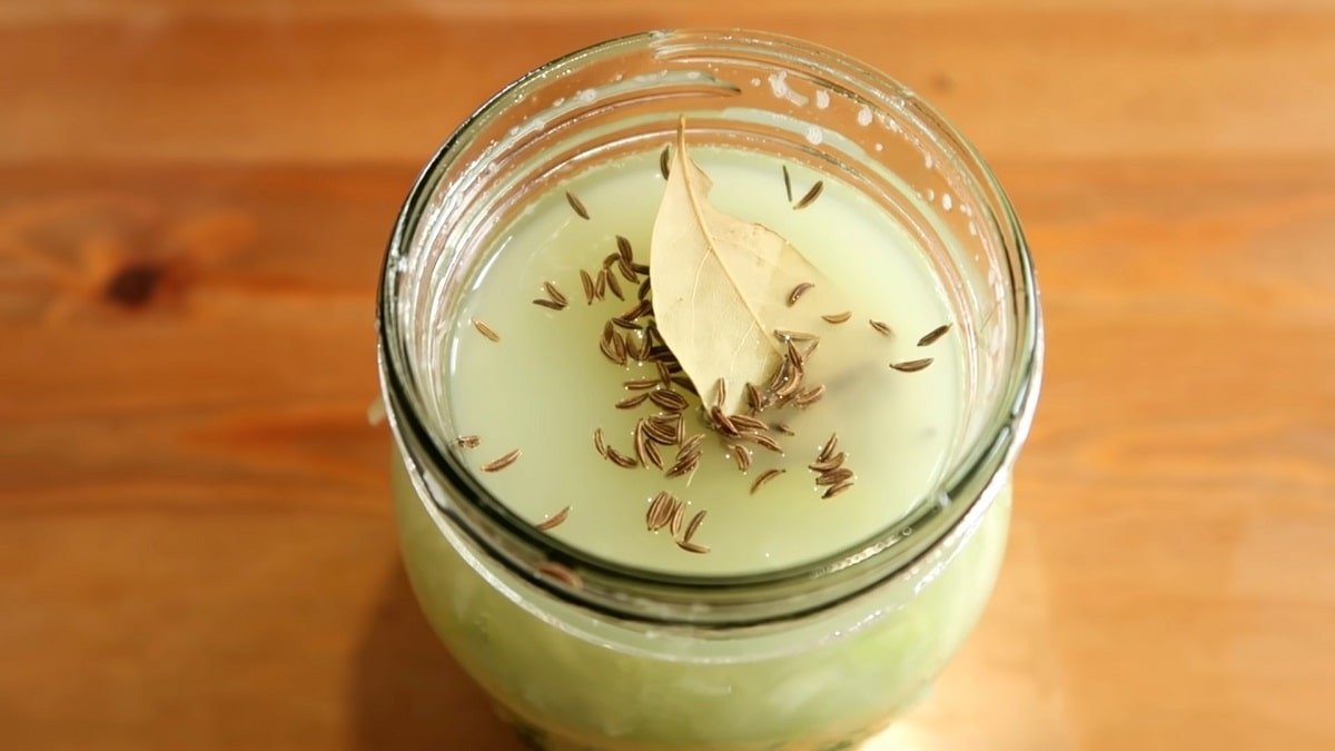 добавление лаврового листа и тмина