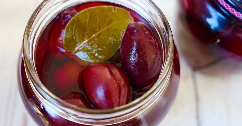 сливы в банке