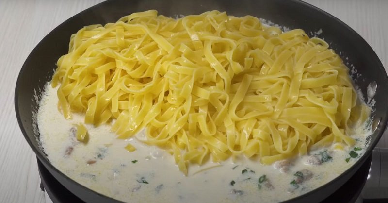 подача макарон в соусе