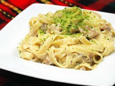 Лапша с курицей в сливочном соусе