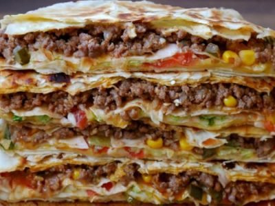 Лаваш с фаршем и овощами на сковороде