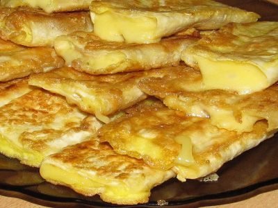 Лаваш с сыром на сковороде