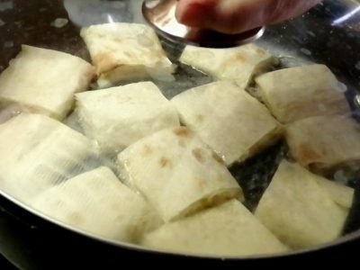 Лаваш с творогом на сковороде