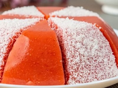 Легкий десерт из клубники