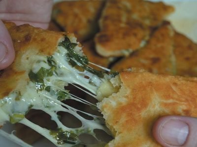 Ленивые пирожки на кефире с тягучей сырной начинкой