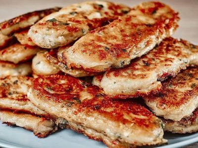 Ленивые пирожки с колбасой на сковороде