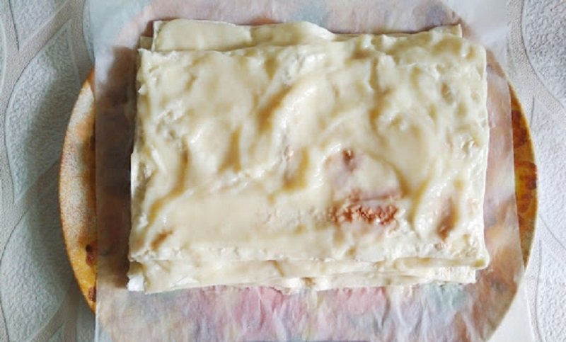 намазывание крема на коржи