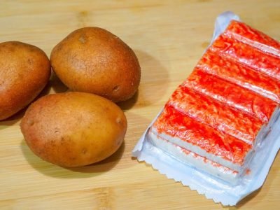 Лепешки из картофеля и крабовых палочек на сковороде