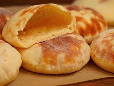 Дрожжевые картофельные лепешки с кармашками