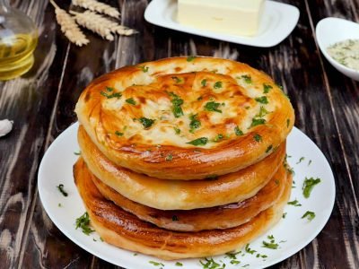 Лепешки в духовке с пряной мясной начинкой