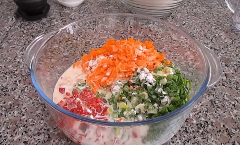 процесс приготовления теста с овощами