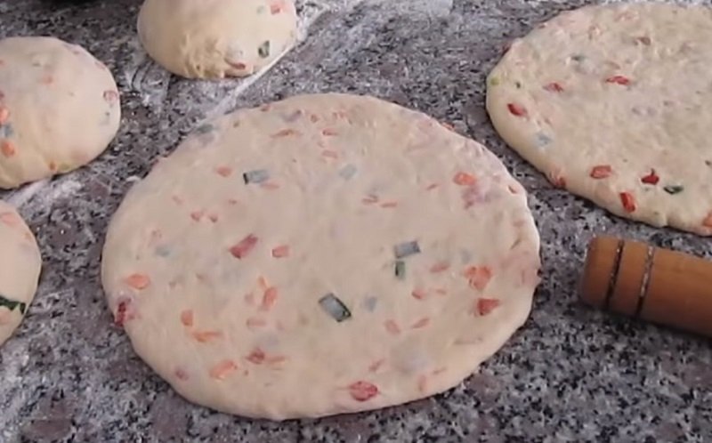 раскатанные кусочки теста