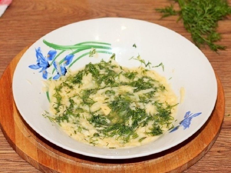 готовый рулет с яблоками