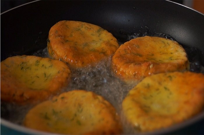 жареные чесночные лепешки