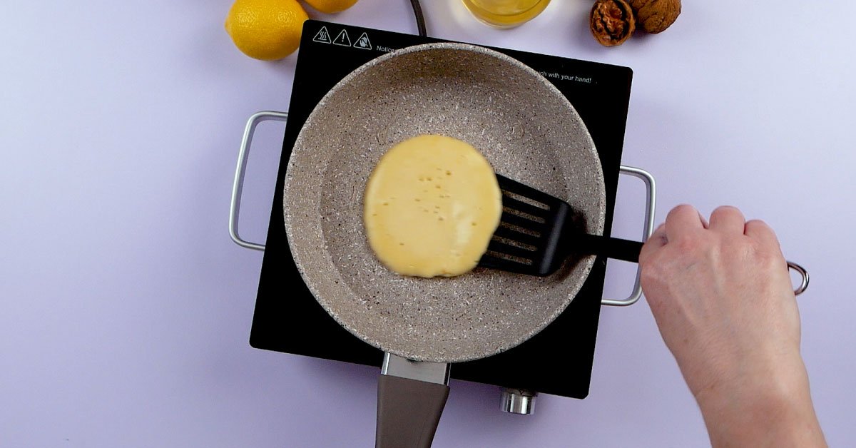 блинчик на сковороде