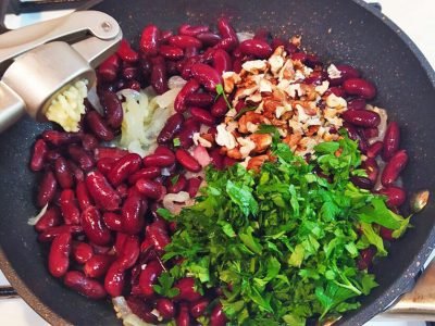 Лобио из консервированной фасоли в томатном соусе