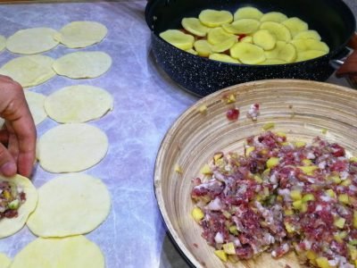 Лодочки из теста с фаршем на сковороде