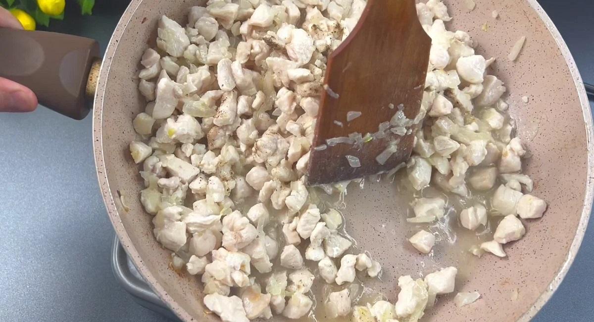 курица и лук на сковороде