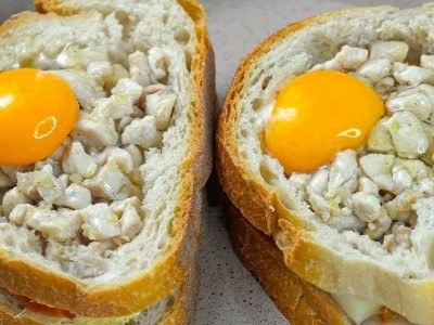 Хлебные лодочки с курицей и яйцом в духовке