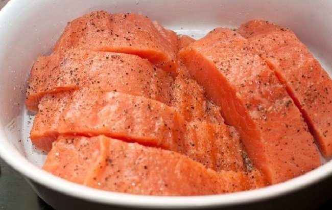 Лосось, запеченный в соусе с травами, пошаговый рецепт