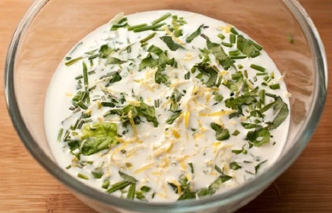 Лосось, запеченный в соусе с травами, пряно-сливочный соус