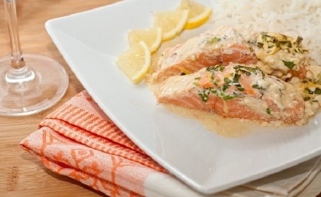 Лосось, запеченный в соусе с травами, готовое блюдо