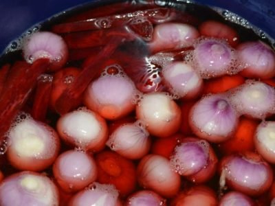 Лук, маринованный со свеклой