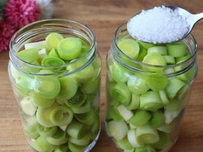 Маринованный лук-порей в банке