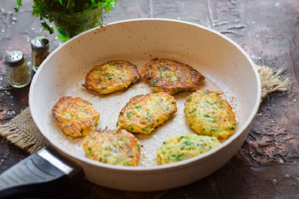 Золотистые луковые драники: экономный рецепт - Со Вкусом