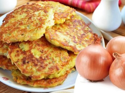 Золотистые луковые драники на сковороде