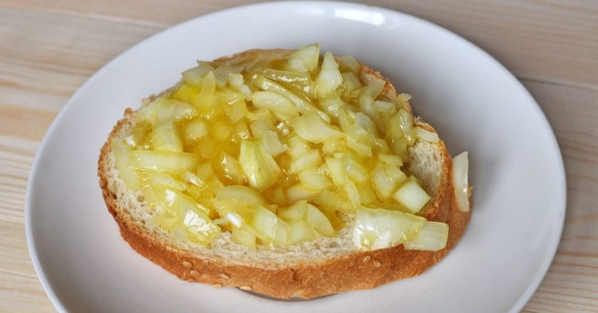 Луковые гренки к завтраку - Со Вкусом