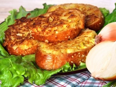 Луковые гренки к завтраку