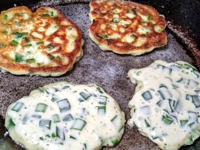 Луковые оладьи на кефире