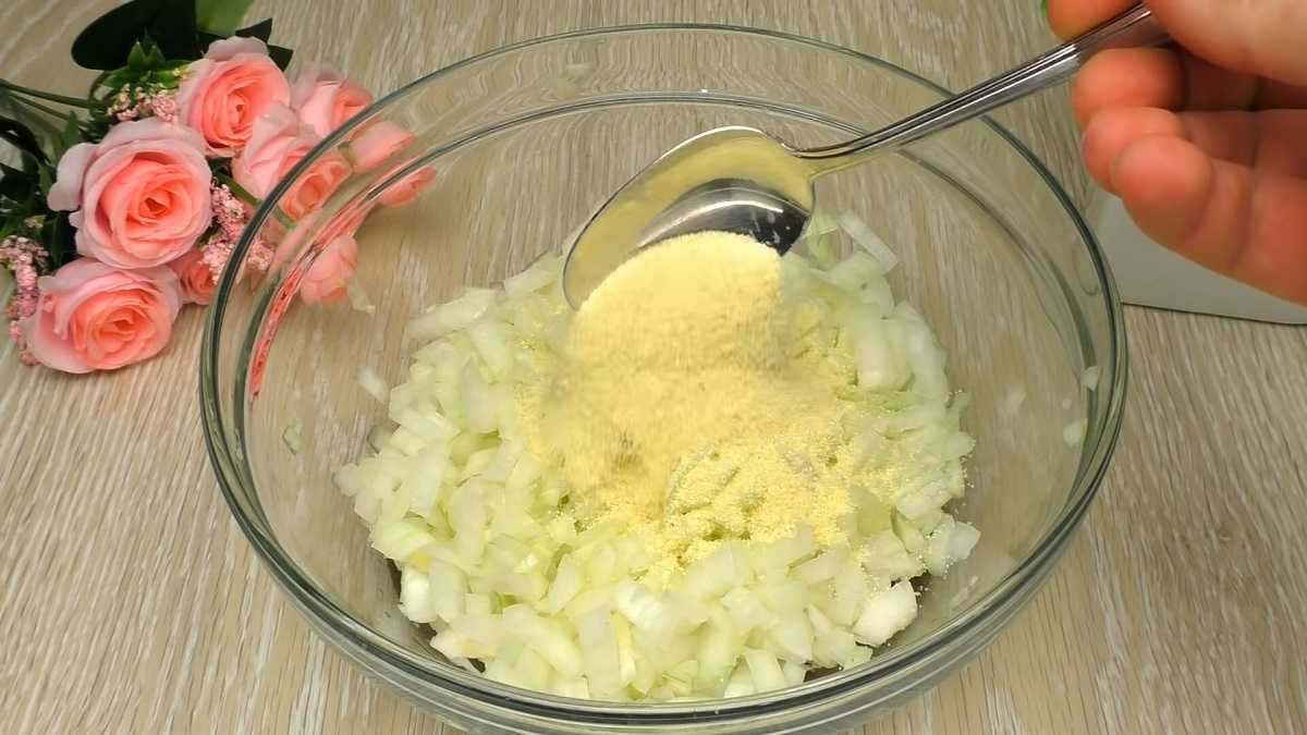 Как приготовить луковые оладьи с манкой на сковороде - Со Вкусом