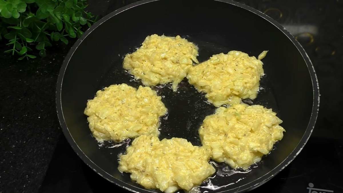 Как приготовить луковые оладьи с манкой на сковороде - Со Вкусом