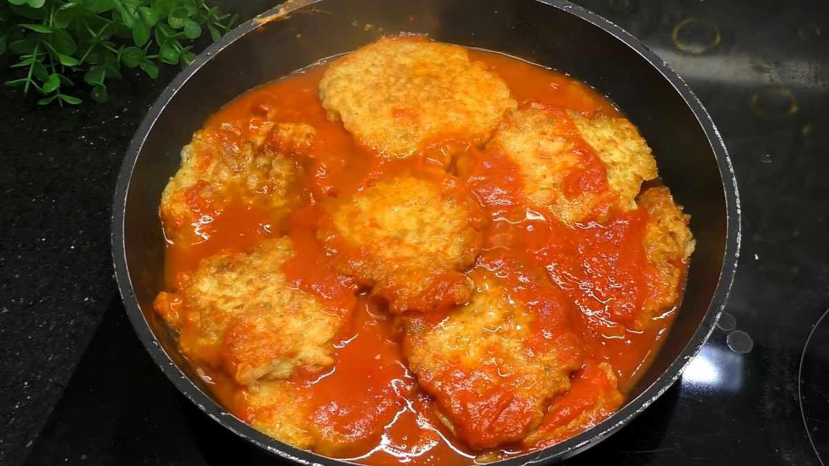 Как приготовить луковые оладьи с манкой на сковороде - Со Вкусом