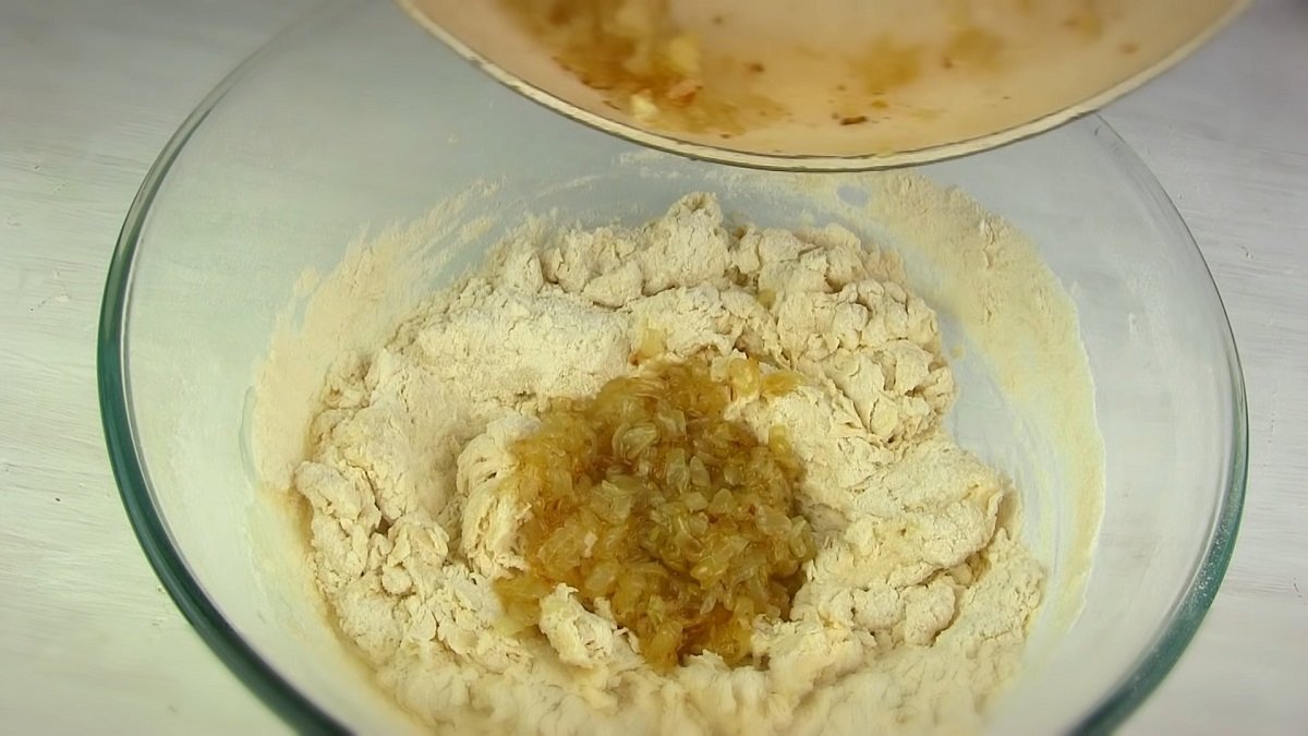 добавление лука в тесто