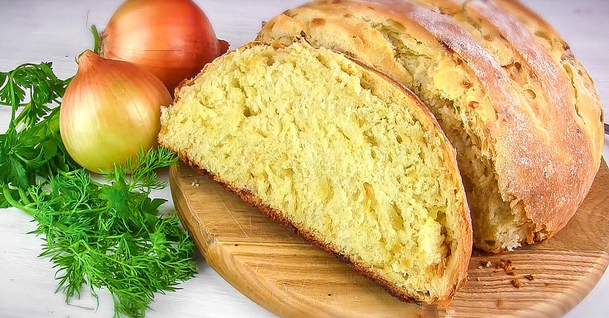 Хлеб с луком на сковороде рецепт. Домашний луковый хлеб. Хлеб картофельный с луком. Луковый хлеб в духовке в домашних условиях. Кулинарим с Таней хлеб с луком.