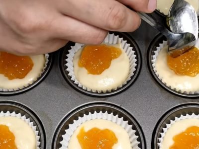 Воздушные маффины с абрикосовым вареньем