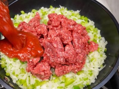 Макароны с фаршем в томатном соусе на сковороде