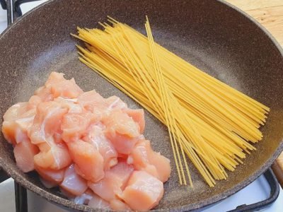 Макароны с индейкой на сковороде