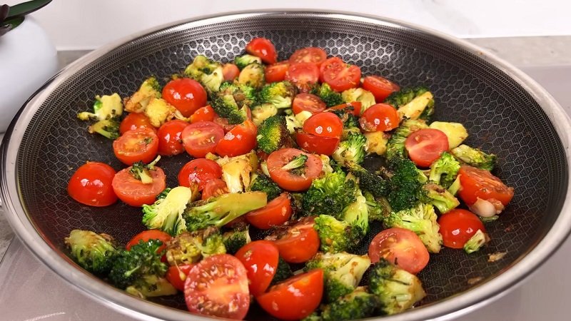 помидоры и броколи на сковороде