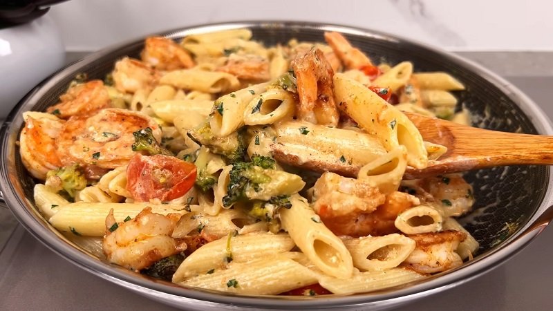 готовые макароны с креветками